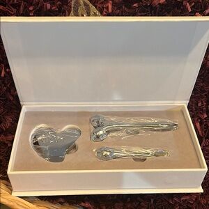 Clinique facial massage tools